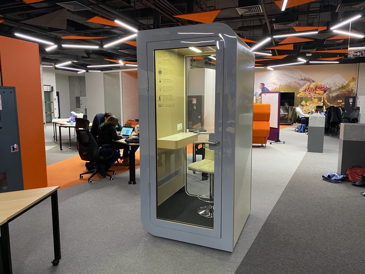 Акустична кабіна SilentBox Solo в яскравому офісі